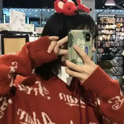 对镜自拍女生头像
