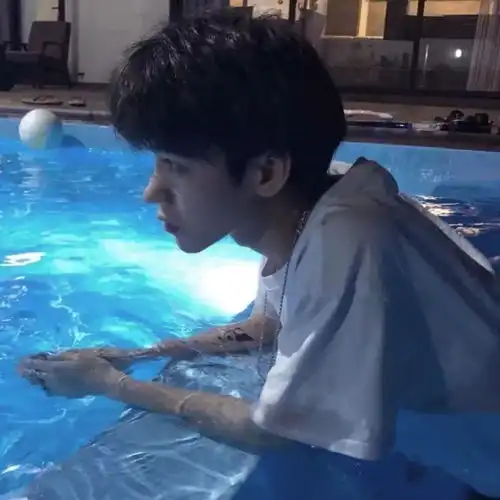 各位姐妹有推荐的蓝色系头像嘛
