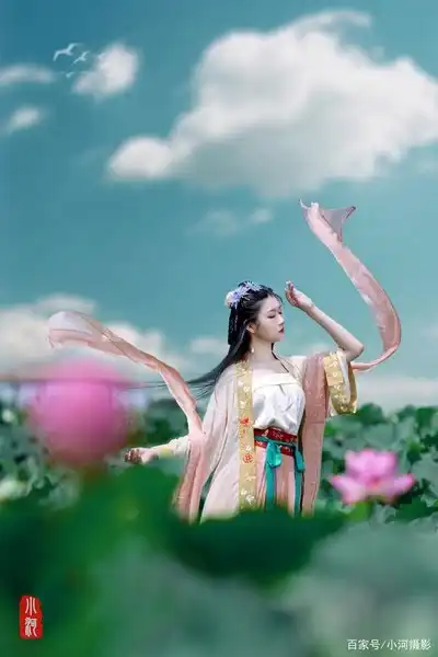 戏莲汉服古风莲花美女,谁能比我仙
