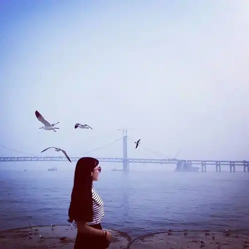 森系小清新背影大海意境女头by小堆糖,美好生活研究所

