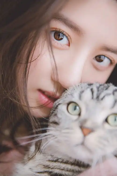 猫系少女李凯馨暖春大片
