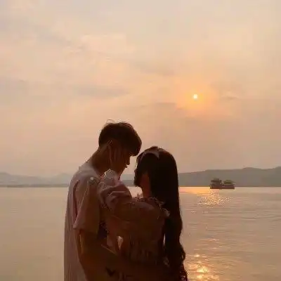 分手后和对方保持联系,但不答应和好,这么做挽回爱情
