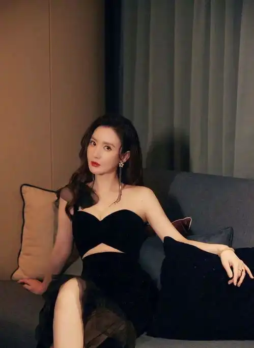 出席活动就该学张萌这么穿,黑色系礼服绝美
