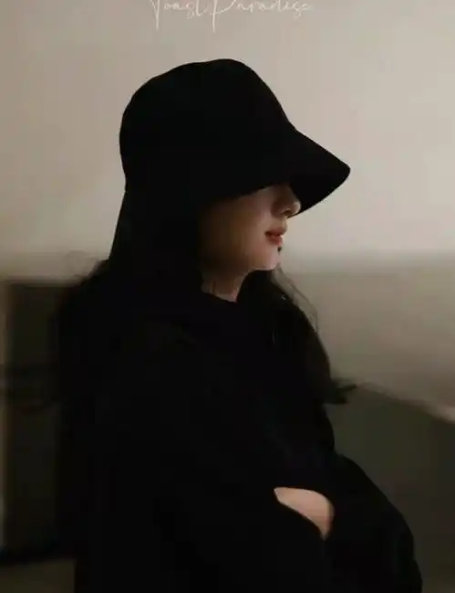 赵丽颖气质修炼到家了下班照戴渔夫帽秀绝美侧颜,气场越发强大
