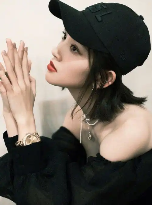 辣妈唐艺昕拍初秋氛围感大片,泡泡袖露绝美锁骨,张若昀眼光真好
