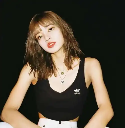 lisa回归mv大翻车网友吐槽舌头舔牙太油腻,风格大变显得脏
