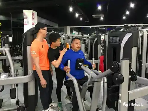 厉害了6个月啤酒肚变6块腹肌,这家人的减肥对比照太惊人
