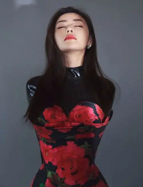 张天爱这是花瓶身材一袭花团连衣裙梦幻妆绝美
