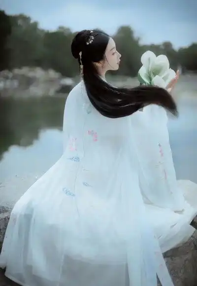 手绘拿着莲花的美女
