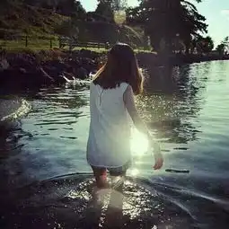 求类似这样的女唯美头像
